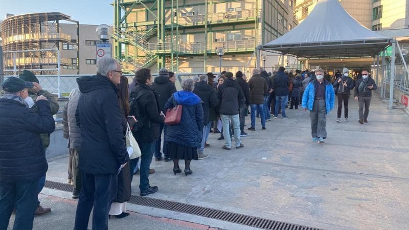 Tutti in fila per il vaccino. L’Open day al Maggiore fa il pienone