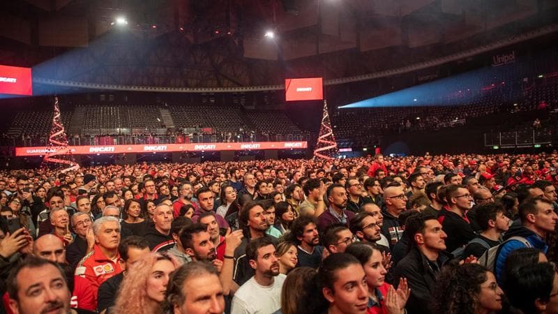 Ottomila in festa per i campioni Ducati. E fischi per Marquez